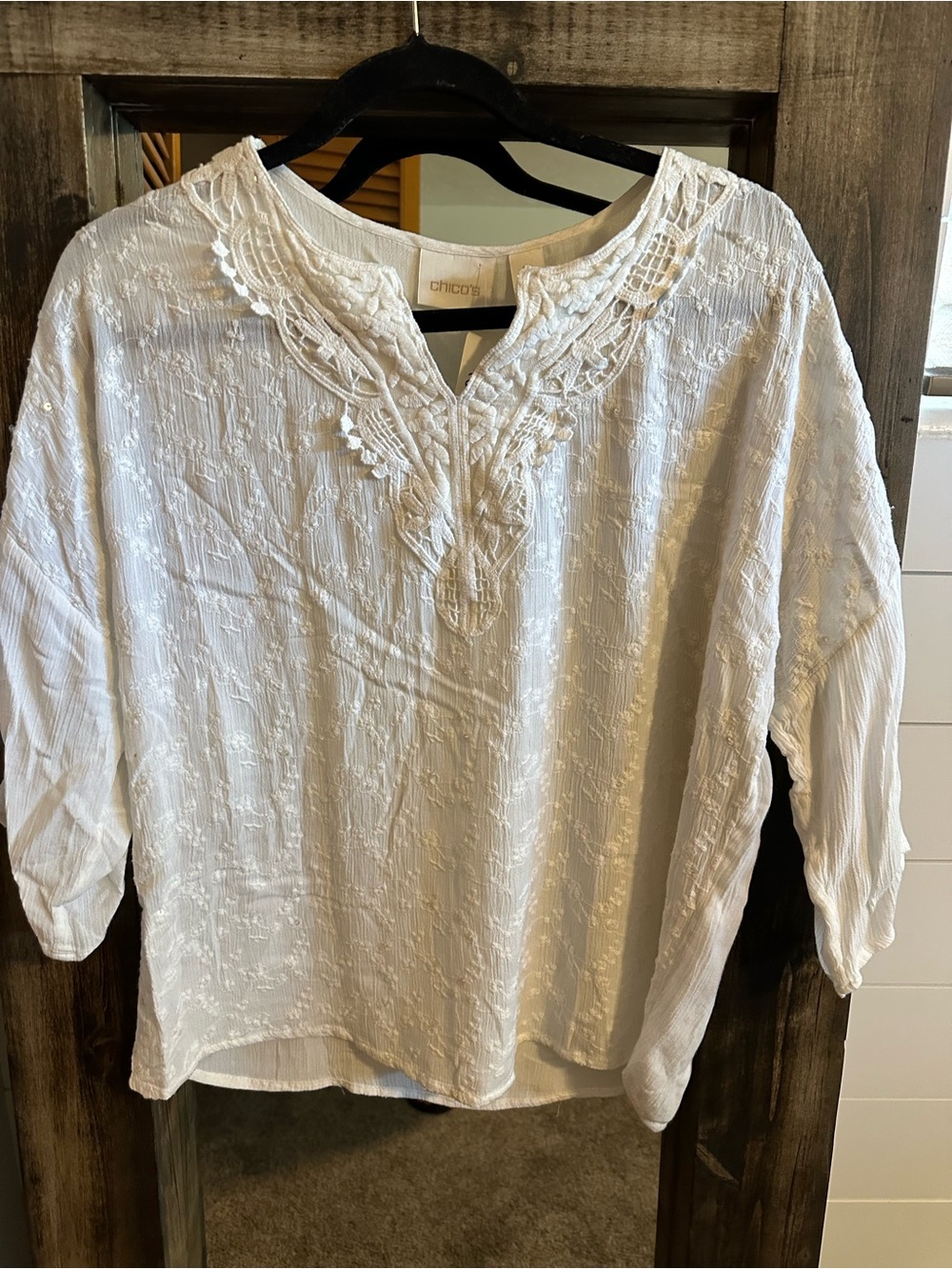 Chico’s Size 0 White Embroidered Textured V-Neck Boho Blouse Top boho